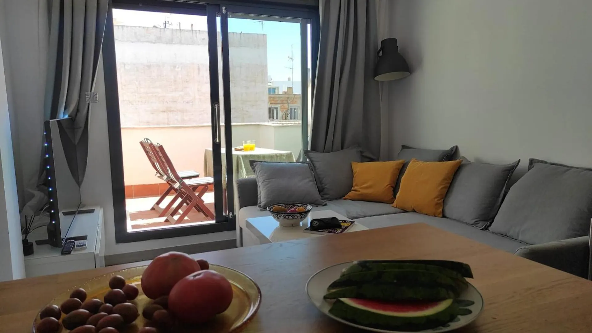 פואנגירולה Lets In The Sun - Apartments Clavel