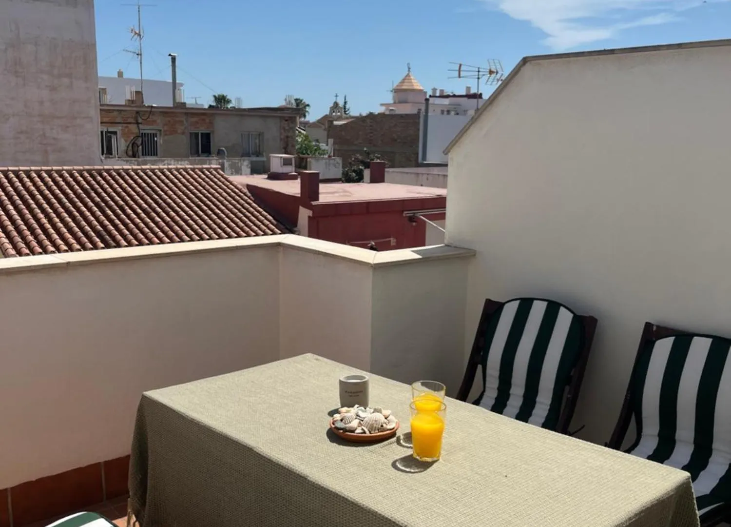פואנגירולה Lets In The Sun - Apartments Clavel